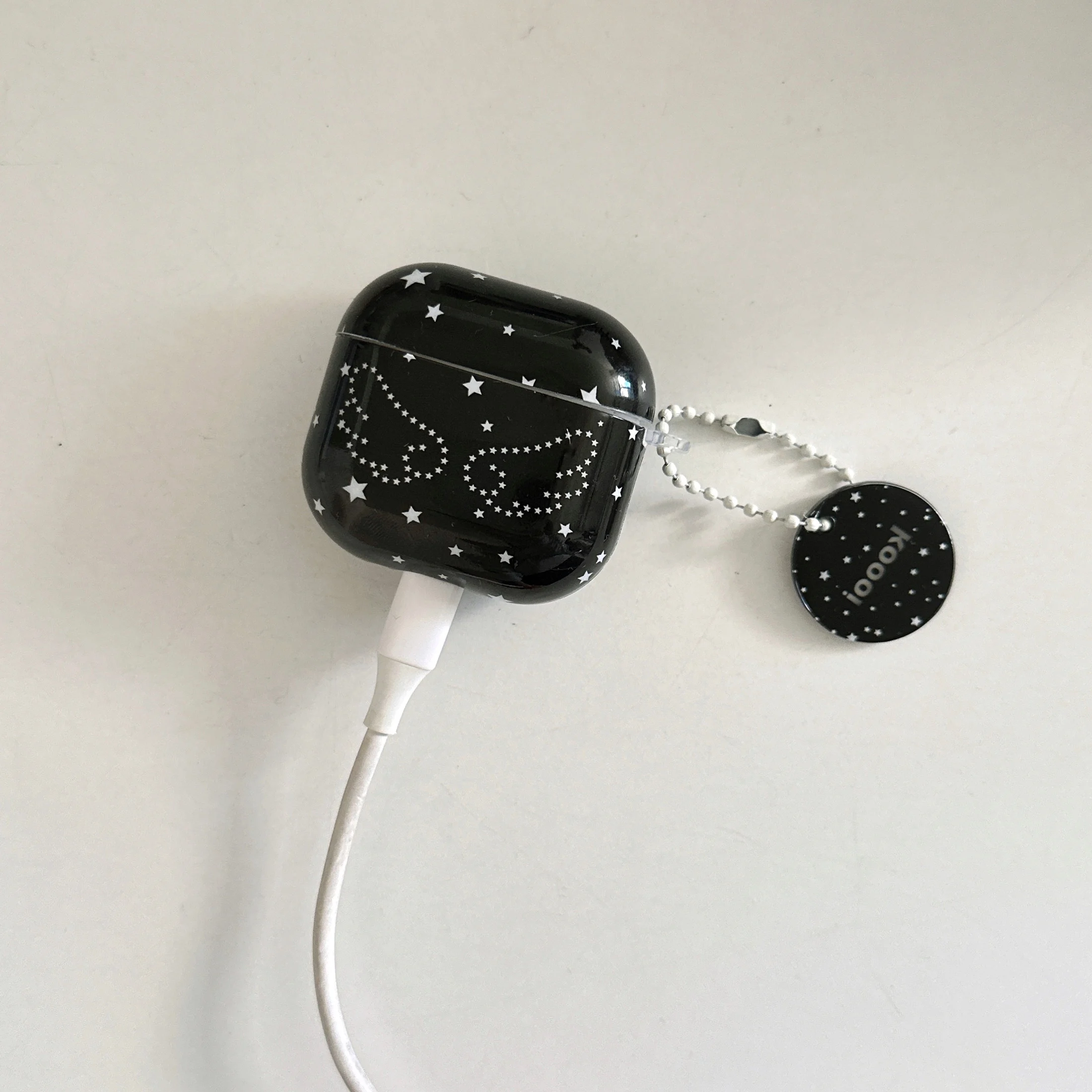 خلفية سوداء مع أجنحة نجمة + قلادة إنجليزية مستديرة مناسبة لحافظة Apple Airpodspro/حافظة Airpods 4/حافظة Airpods3/حافظة Airpods 2/حافظة سماعة أذن نسائية عصرية/حافظة سماعة أذن بسيطة