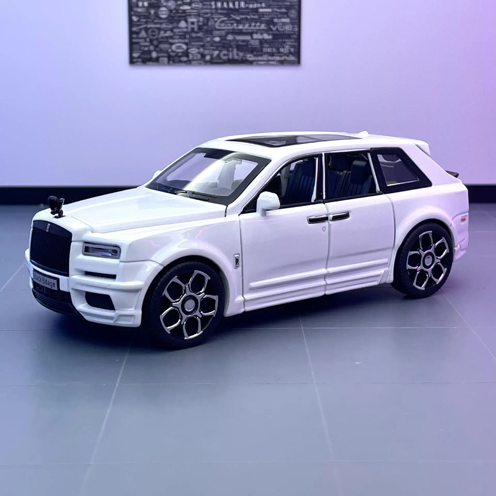 

Alloy Car Model 1:32 Cullinan Off-road Vehicle Pull Back with Sound and Light 6 Door Toy Car Model Ornament