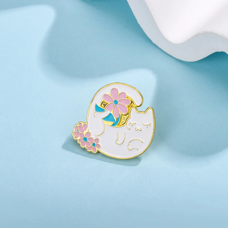 Pin esmaltado de gato blanco y Margarita rosa, broches de gatos pequeños y gatitos, insignias, joyería de fiesta de solapa para mujeres y niños, mayorista