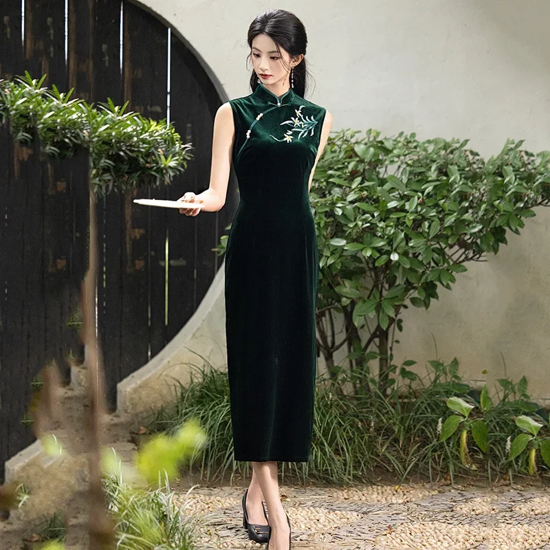 Cheongsam largo de estilo chino sin mangas de terciopelo verde bordado, novedad de 2024, vestido Retro ajustado con temperamento para mujeres jóvenes Qipao