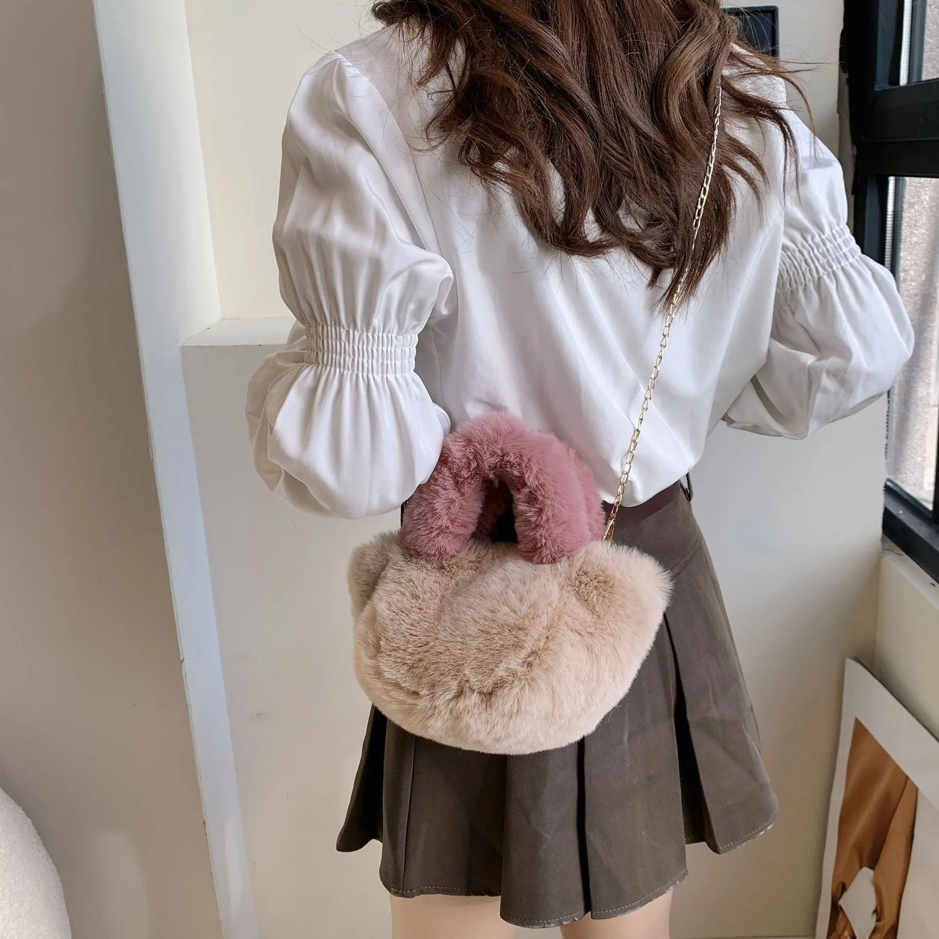 

Winter Cute Plush Mini Bucket Handbag Candy Color Fluffy Faux Fur Girl Purse Wearable for Outdoor Manual Power Three Wind Speed