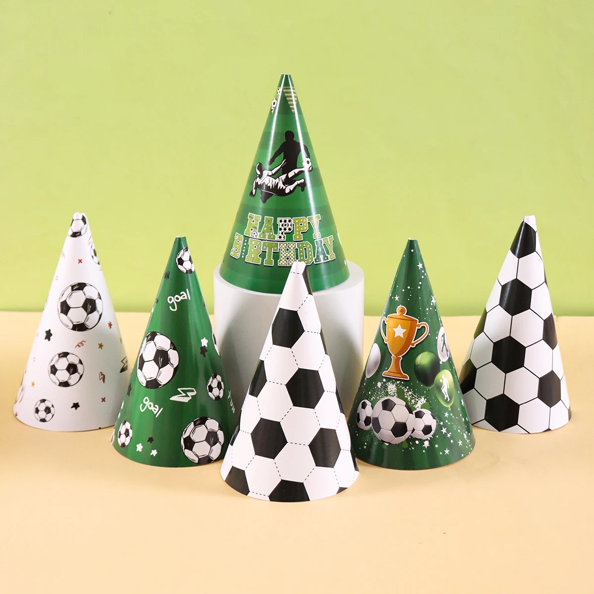 6 Stück Fußball-Papierhüte Weiß-Grün Konushüte mit Elastikband für Fußball-Themenpartys Fußball-Events Dekorationen