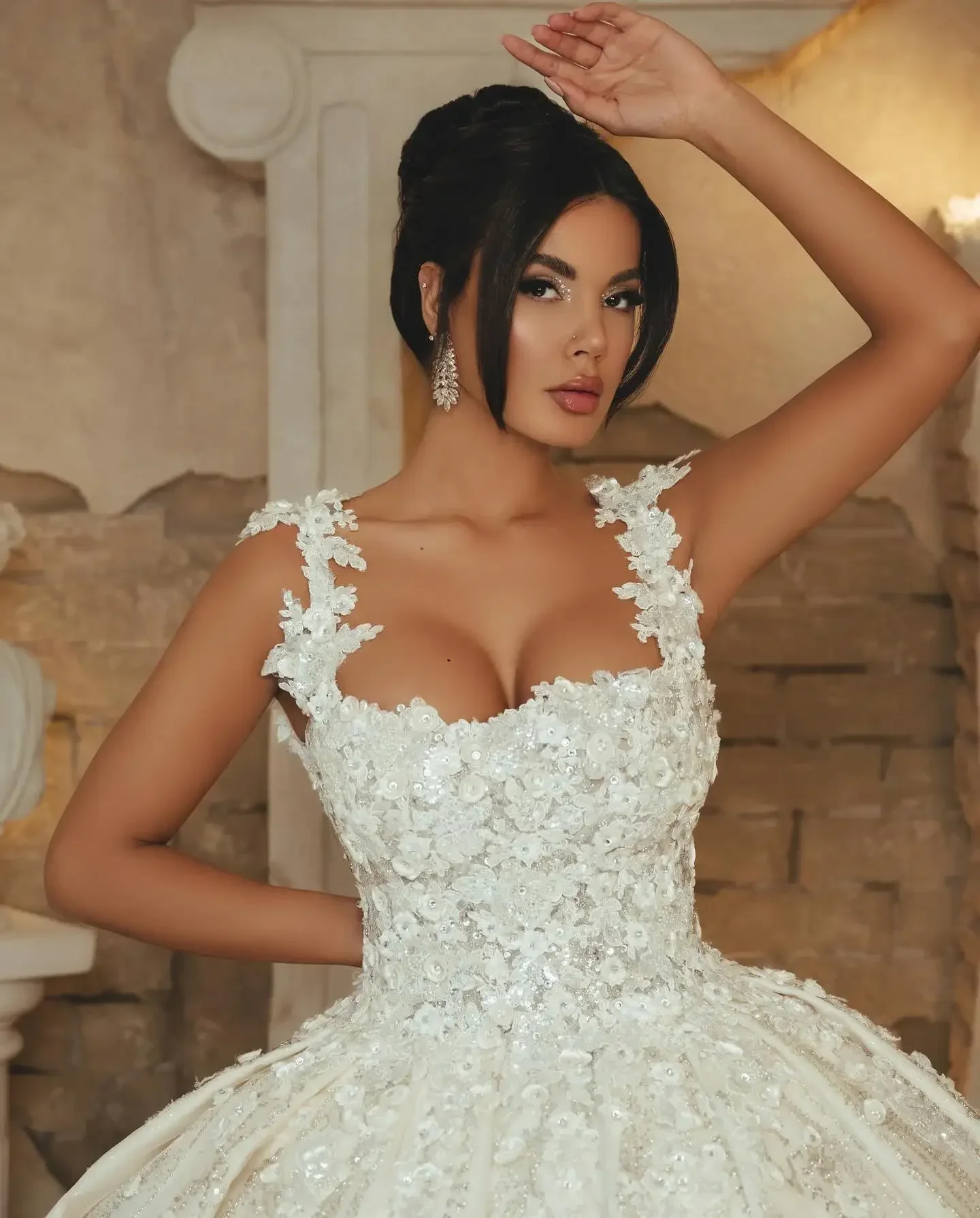 

Customized2025 Luxury Wedding Dresses 3D Floral Applique Bridal Ball Gowns Rhinestone Backless Spaghetti Straps Made Bride Dress