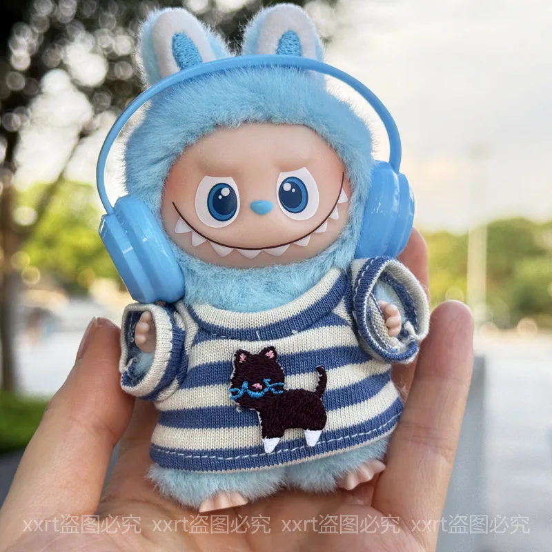 4e generatie Mini Labubu Heart Code Series streetwear set, kat sticker gestreept T-shirt met bijpassende hoofdtelefoon voor 10 cm vinyl pop