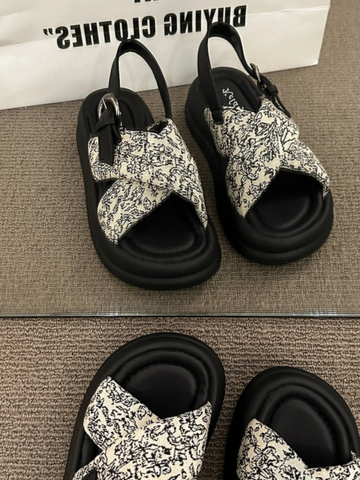 女性用バックストラップ付きヒールサンダル、ラバーフロック、モノクロ、高級コンフォートシューズ、ベージュとベルベット、バックストラップ、カジュアルでファッショナブル、ブラック、2024