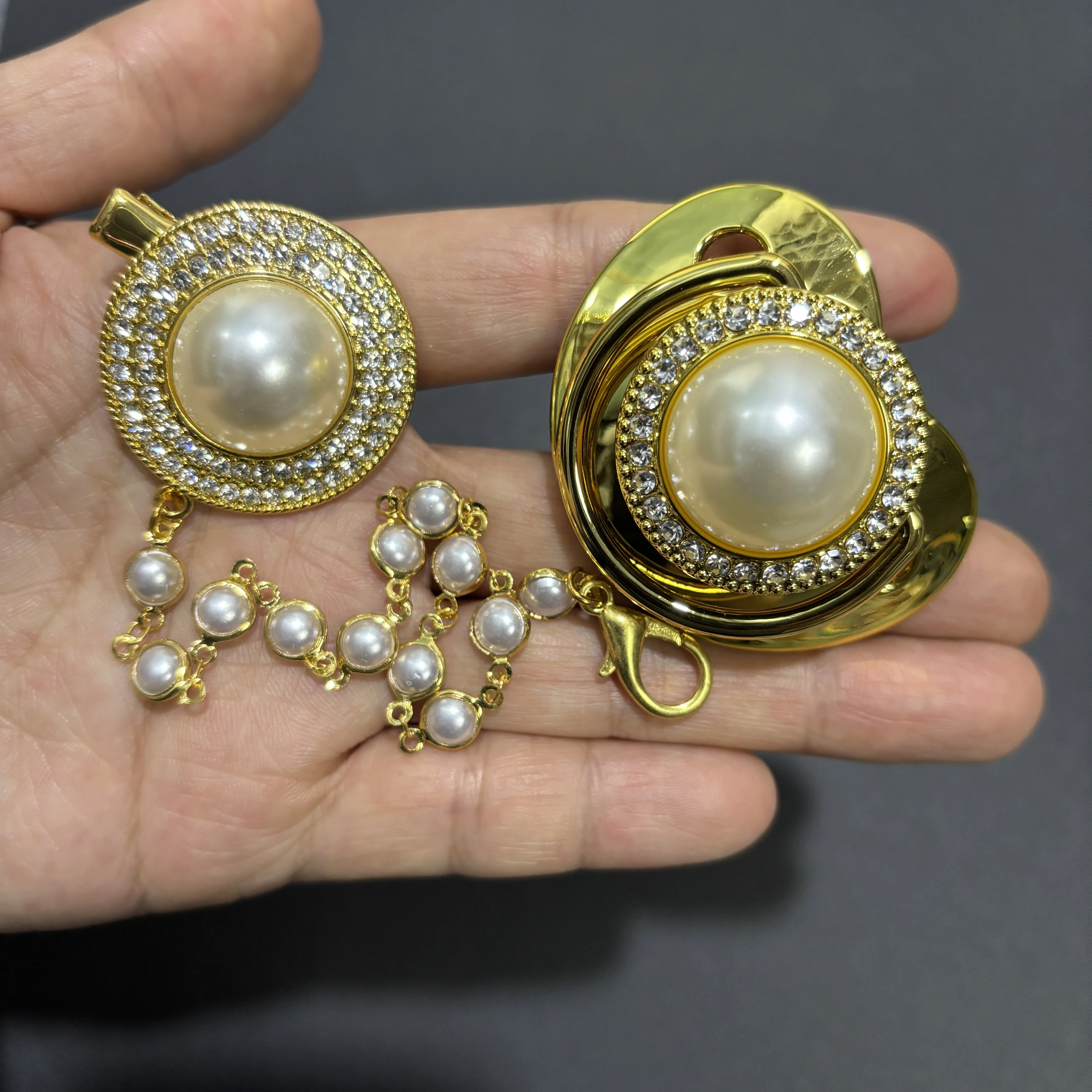 

Роскошный набор позолоченных цепочек для детских пустышек с жемчугом и кристаллами - подарок для новорожденных (унисекс)