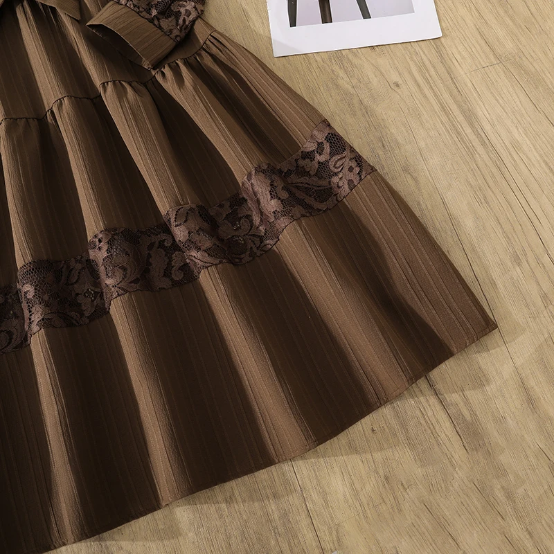 Braunes, strukturiertes Kleid für Teenager-Mädchen, volle Spitzenärmel, Spitzenbesatz am Saum, Gürtel, Swing-Kleid mit langen Ärmeln, lässiges Frühlingsoutfit – Detail 10