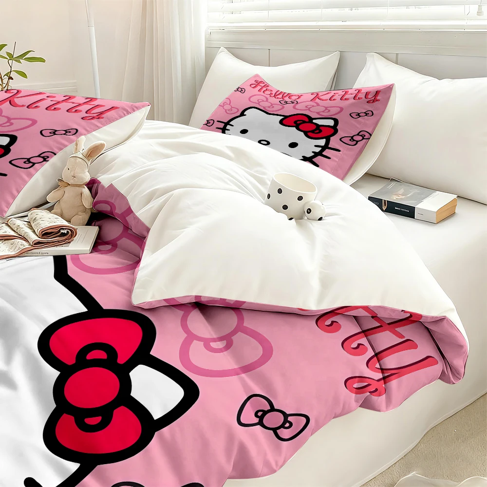 غطاء لحاف سانريو هالو كيتي البسيط عبارة عن غطاء لحاف مريح وخفيف الوزن مناسب لجميع أنواع البشرة.