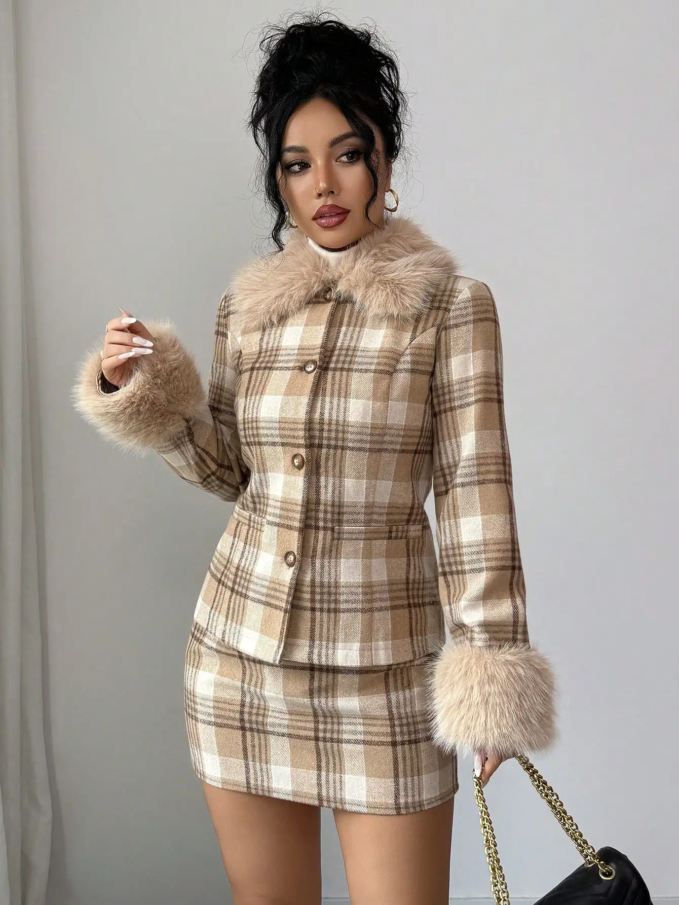 

Женский комплект из шерстяной куртки в клетку с меховым воротником и манжетами