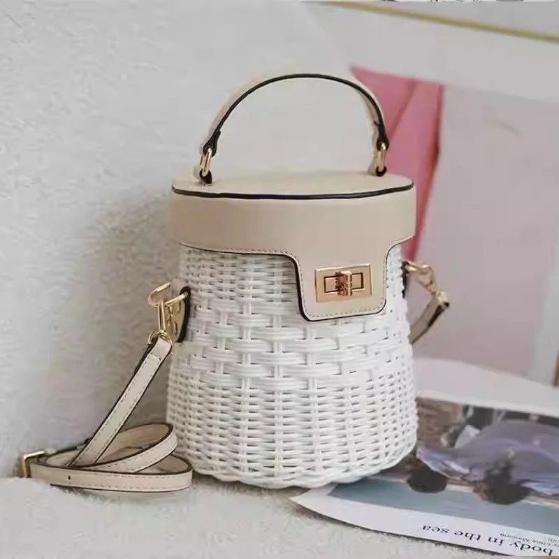 Fashionable Barrel-Shaped Woven Rattan Bucket Bag New Women PU Leather Top Handle Handbag Casual Summer Vacation Beach Bag Purse