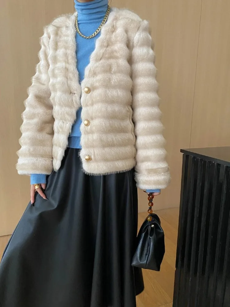 UCXQ elegante abrigo de piel sintética de visón estilo francés con cuello en V ondulación de agua chaqueta de mujer de manga larga que combina con todo 2025 Otoño Invierno 23C2765