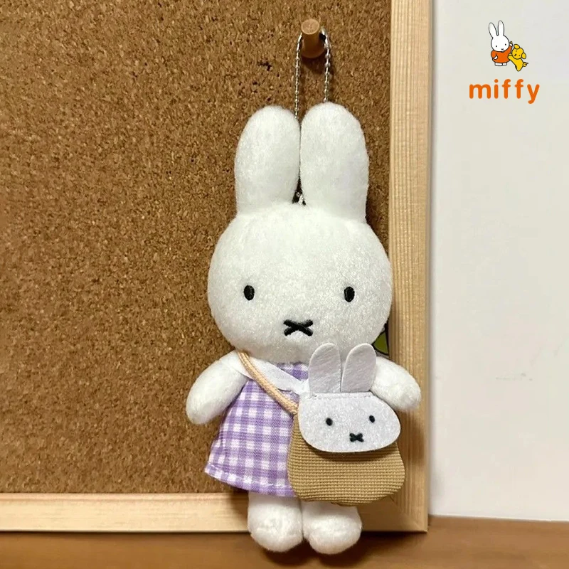 Kawaii Miffy Plush จี้อะนิเมะกระโปรงลายสก๊อตสีม่วงกระต่ายตุ๊กตาของเล่นกระเป๋าเป้สะพายหลังการ์ตูนอุปกรณ์เสริม Dopamine พวงกุญแจสาวของขวัญ