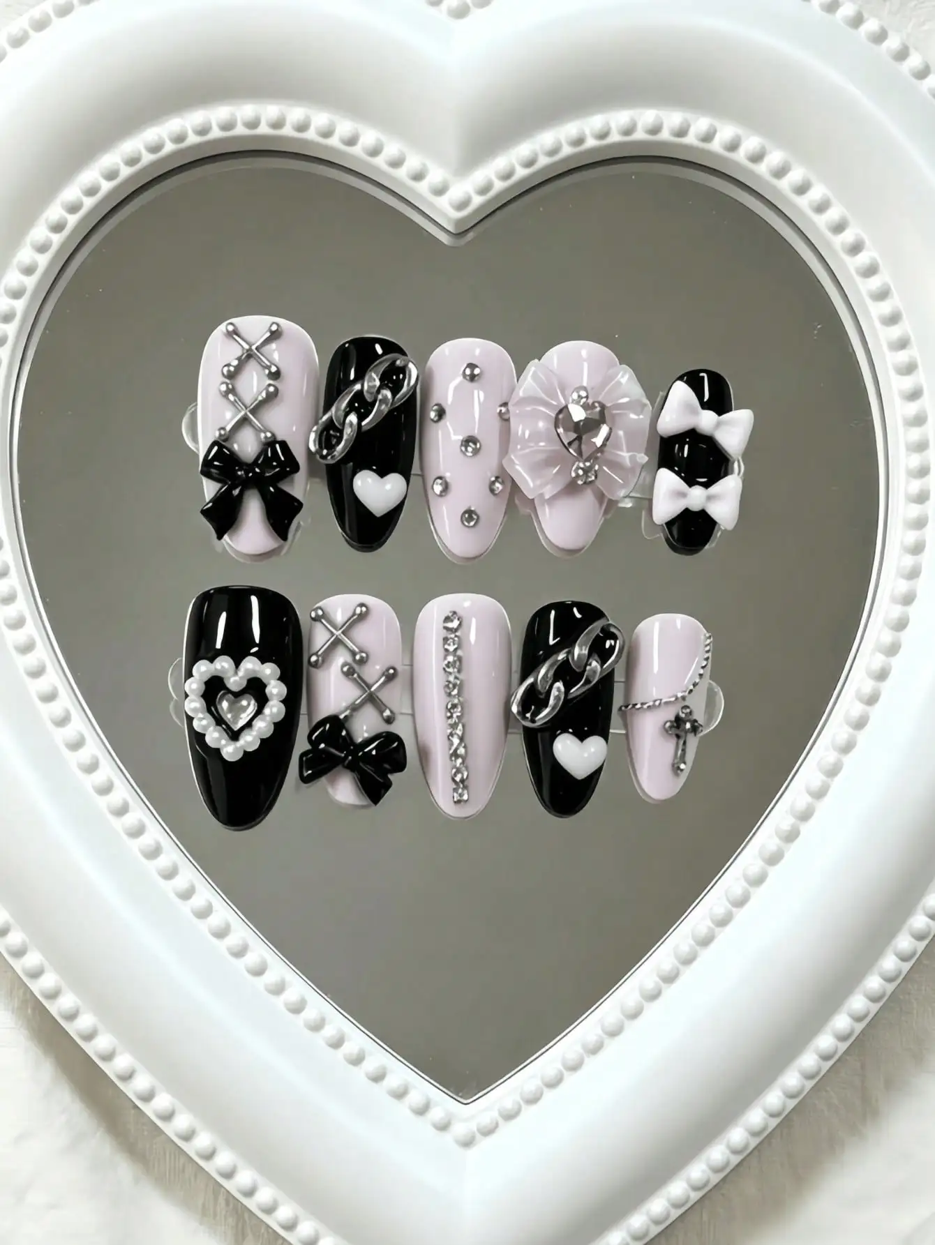 10 Pieces of Almond-Shaped Medium-Length Black and Pink Contrasting Color Fake Nails, in a Sweet and Cool Subculture Style, Featuring Metal Chains, 3D Bowknots, and Heart-Shaped Rhinestones, with Black and Pink Contrasting Colors and Metal Decoration Techniques, Suitable for Stylish Girls and Trendy Women, Perfect for Music Festivals, Street Outings, and Niche Gatherings, Comes with Jelly Glue and Nail File