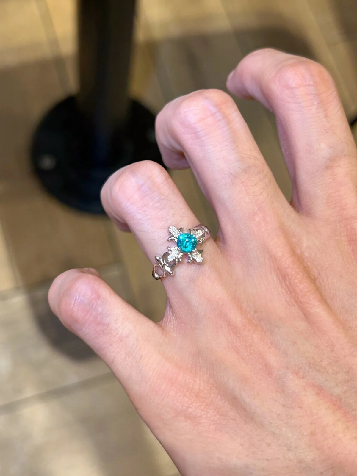 anel-feminino-aspartame-com-design-exclusivo-luxuoso-e-leve-anel-de-dedo-com-diamante-azul-Iris-e-zirconia-pequena