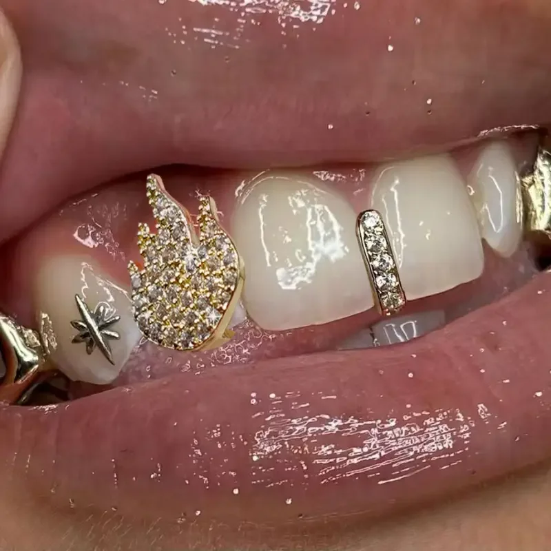 قطعتان من قاعدة الهيب هوب جريلز النحاسية مع أحجار زركونيا صناعية متألقة، تغطية كاملة للجنسين مجوهرات كهدية رائعة للمغني الراب #1