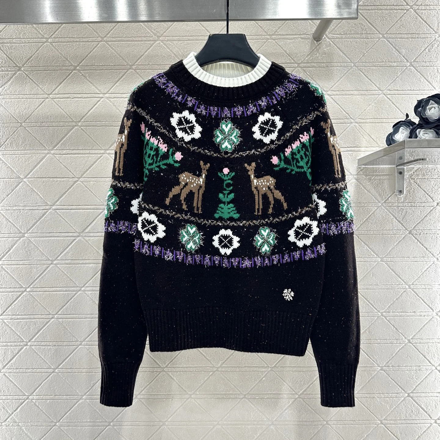 

Женский свитер Limited Edition Winter Christmas 2025 — полувысокий круглый вырез с мотивом оленя из серебристой металлической пряжи