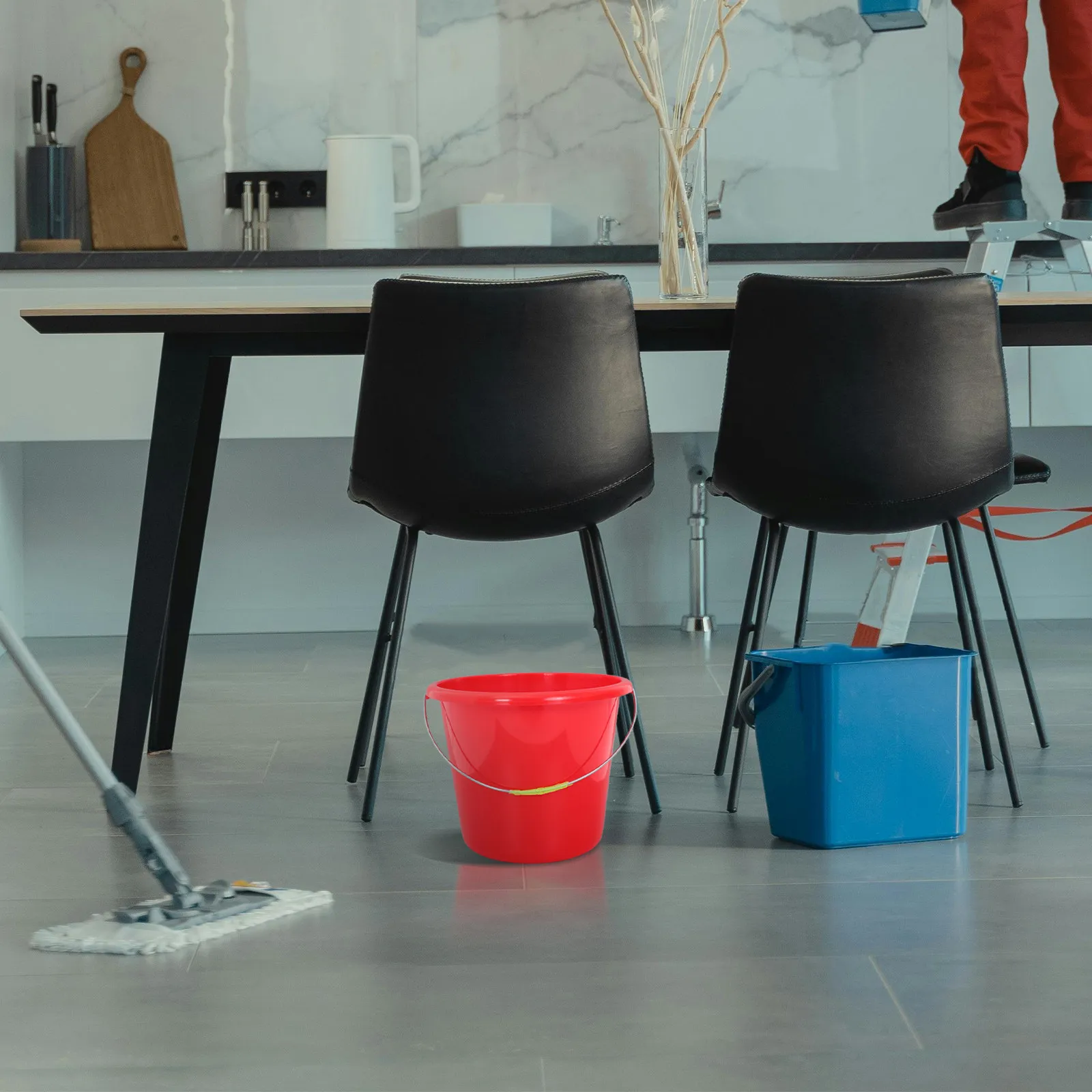 

Прочное пластиковое ведро для воды большой вместимости с эргономичной ручкой для уборки дома, улицы и использования на ферме