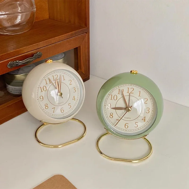 Nordic Style Metal Alarm Clock Silent Battery Operated Round Bedside Clock with Light for Students Home Decoration Timing