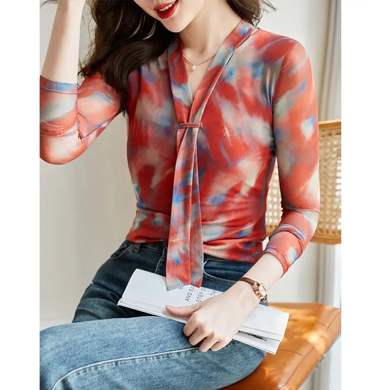 เสื้อตาข่ายสําหรับผู้หญิงเสื้อยืดคอวีแขนยาวเสื้อเบสเสื้อพิมพ์ลายอารมณ์อเนกประสงค์