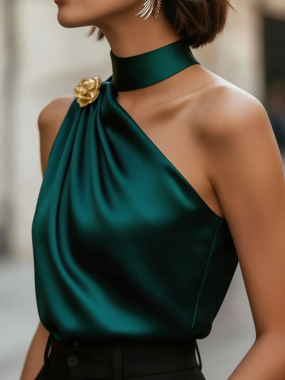 Smaragdgrünes Satin-Neckholder-Top mit einer Schulter für Damen, Elegante Goldrosen-Brosche, Drapierte Ärmellose Bluse, Party- und Abendhemd – Detail 10