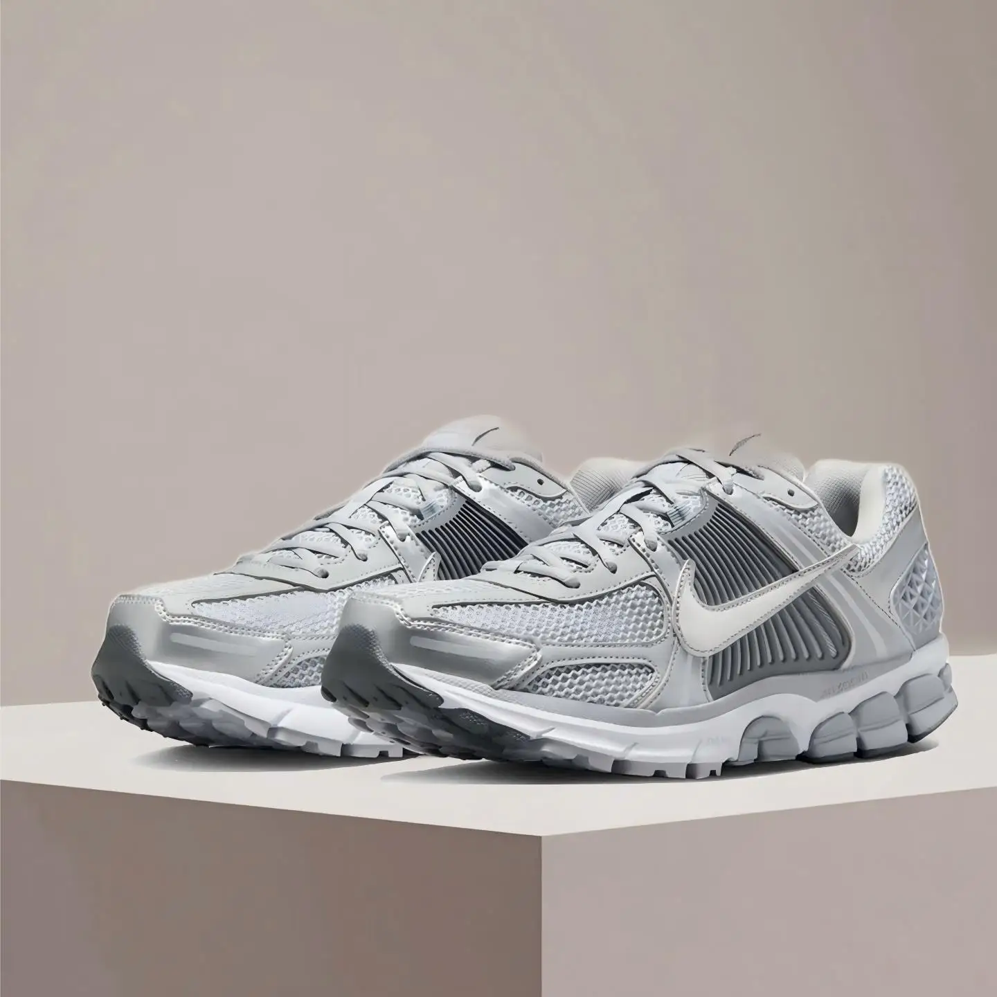 

Кроссовки Nike Zoom Vomero 5 Yankees унисекс — легкая отзывчивая амортизация для тренировок для мужчин и женщин FJ4151-003