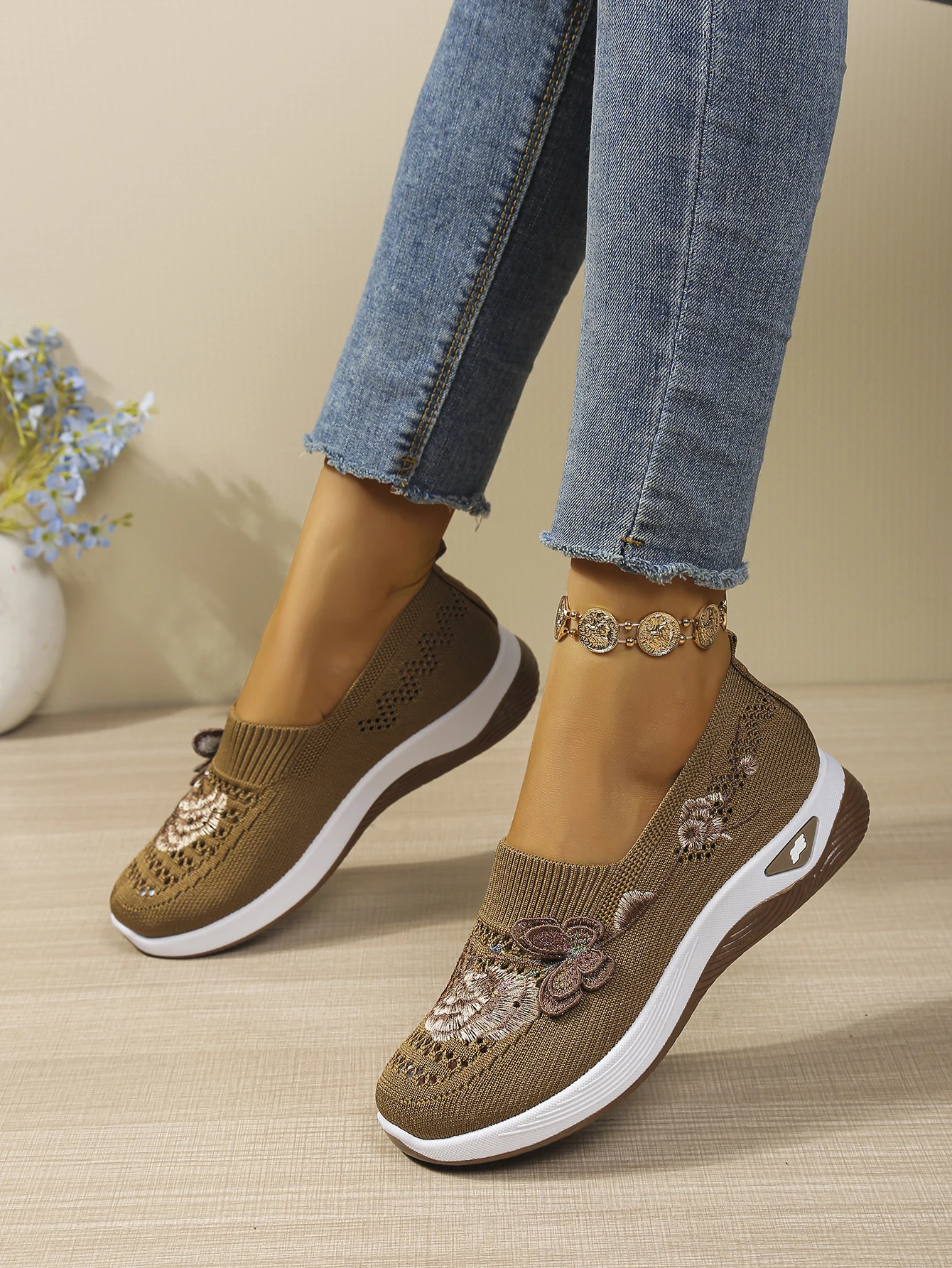 Weiche Damen-Sandalen mit geschlossener Zehenpartie, Blumenstickerei, hohles Netzgewebe, zum Hineinschlüpfen, Keilabsatz, ultraleicht, für den täglichen Spaziergang, Damenschuhe – Detail 32