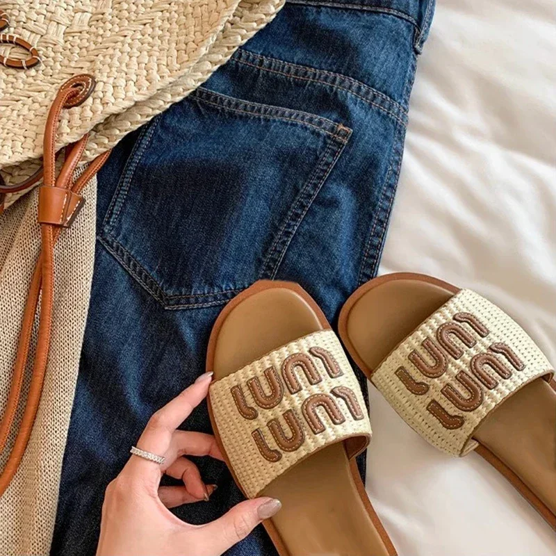 خمر المنسوجة المرأة الصنادل موضة رسالة المنسوجة نعال مسطحة 2024 الصيف عطلة الشاطئ الشرائح لباس خارجي النعال