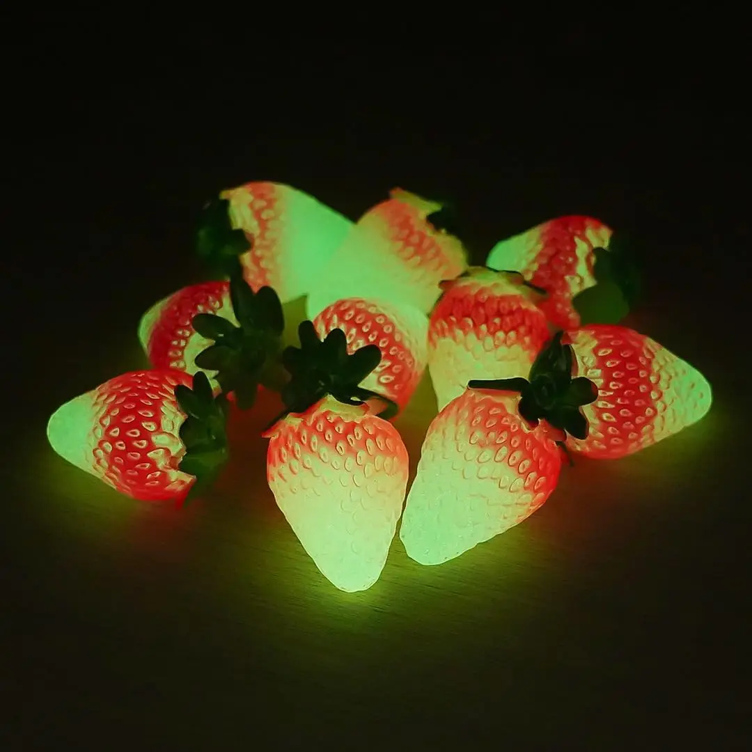 10 قطعة تماثيل الفراولة الصغيرة المضيئة الراتنج الفاكهة الاصطناعية الصغيرة توهج في الظلام الاصطناعي مصغرة الفراولة حلية