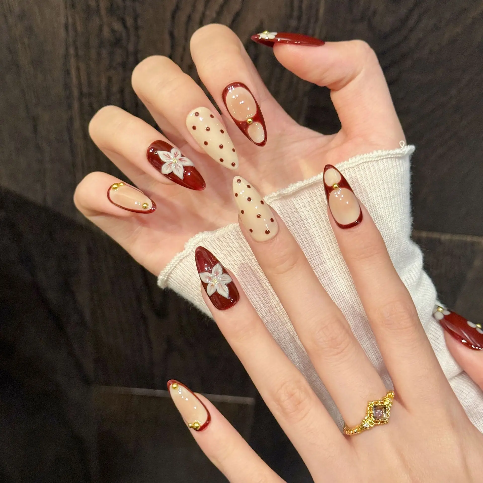 10 Stück luxuriöse handgefertigte Nägel zum Aufdrücken, mittlere Mandel, weiße Blume, Wellenpunkt-Design mit 3-teiligem Werkzeug, selbstklebende Nagelkleber-Tabs