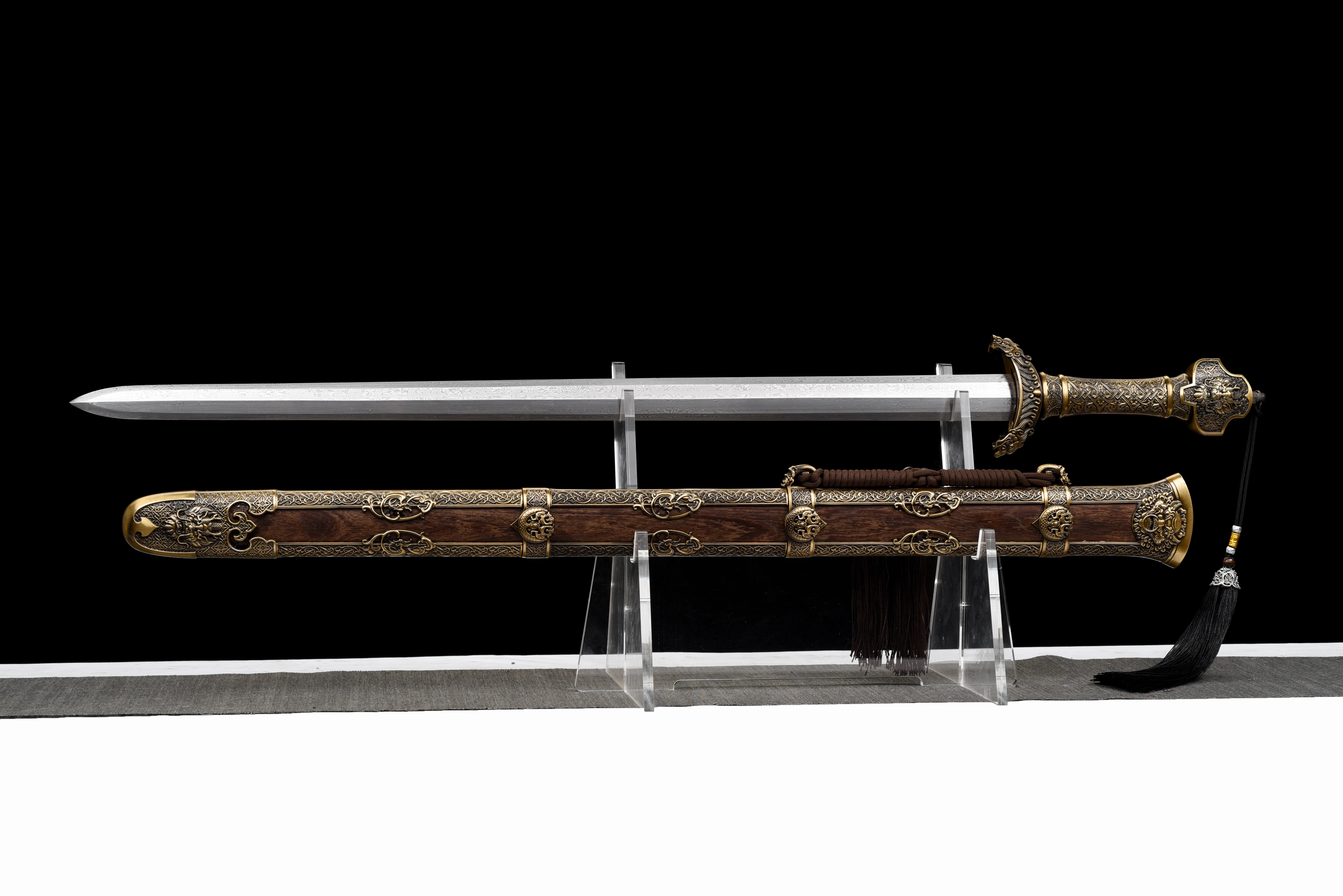 genuine Chinese samurai sword katana, with sharp Damascus steel blades ready for battle, is a unique gift for martial arts  gift