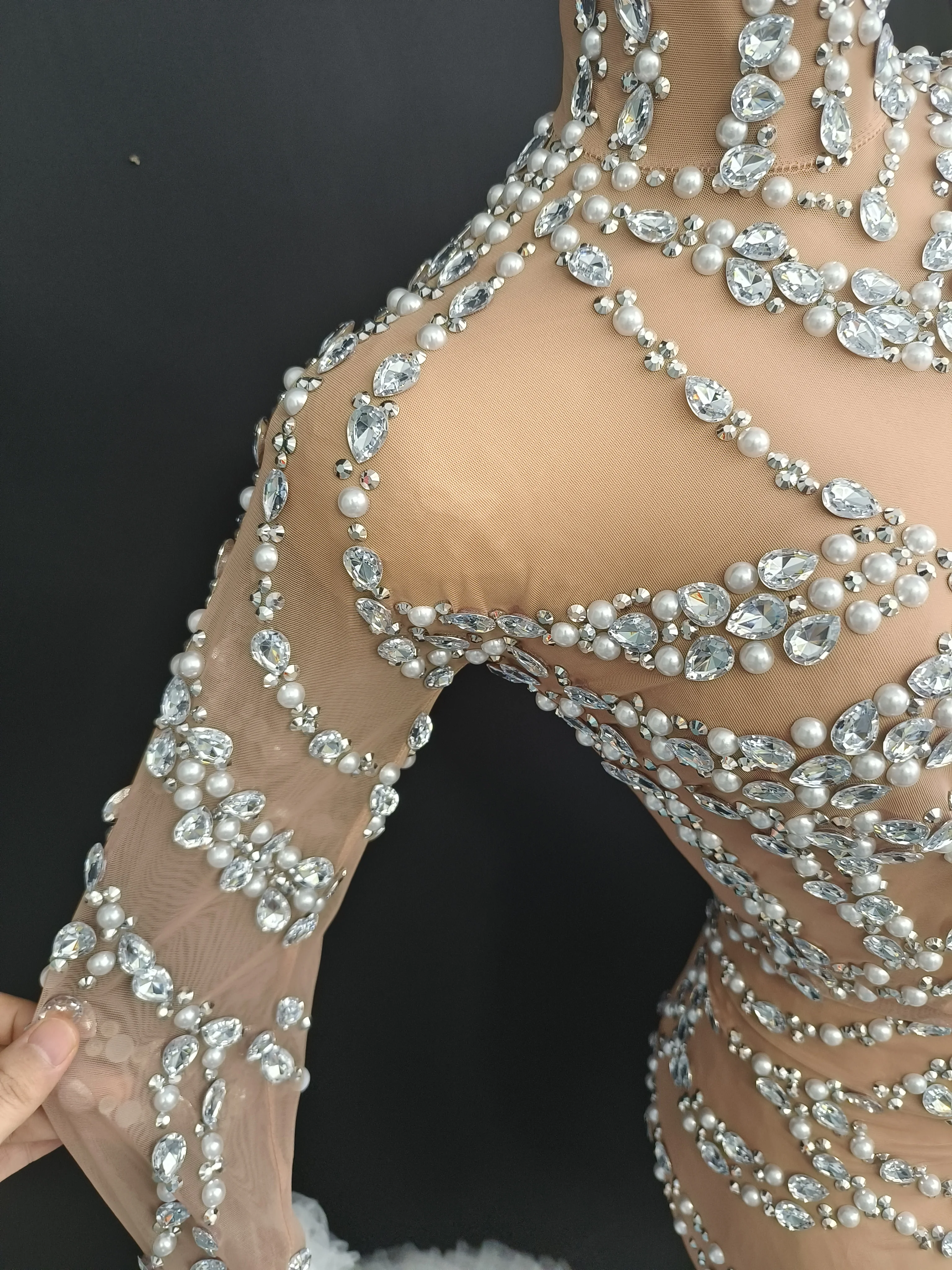 ชุดเดรสค็อกเทลคริสตัลระยิบระยับประดับมุก ดีไซน์เซ็กซี่ผ้าตาข่ายบางเบา เหมาะสำหรับงานพรอม งานเฉลิมฉลอง งานกาล่า งานปาร์ตี้ ชุดสาวมั่นสไตล์เผ็ดร้อน โมเดิร์น