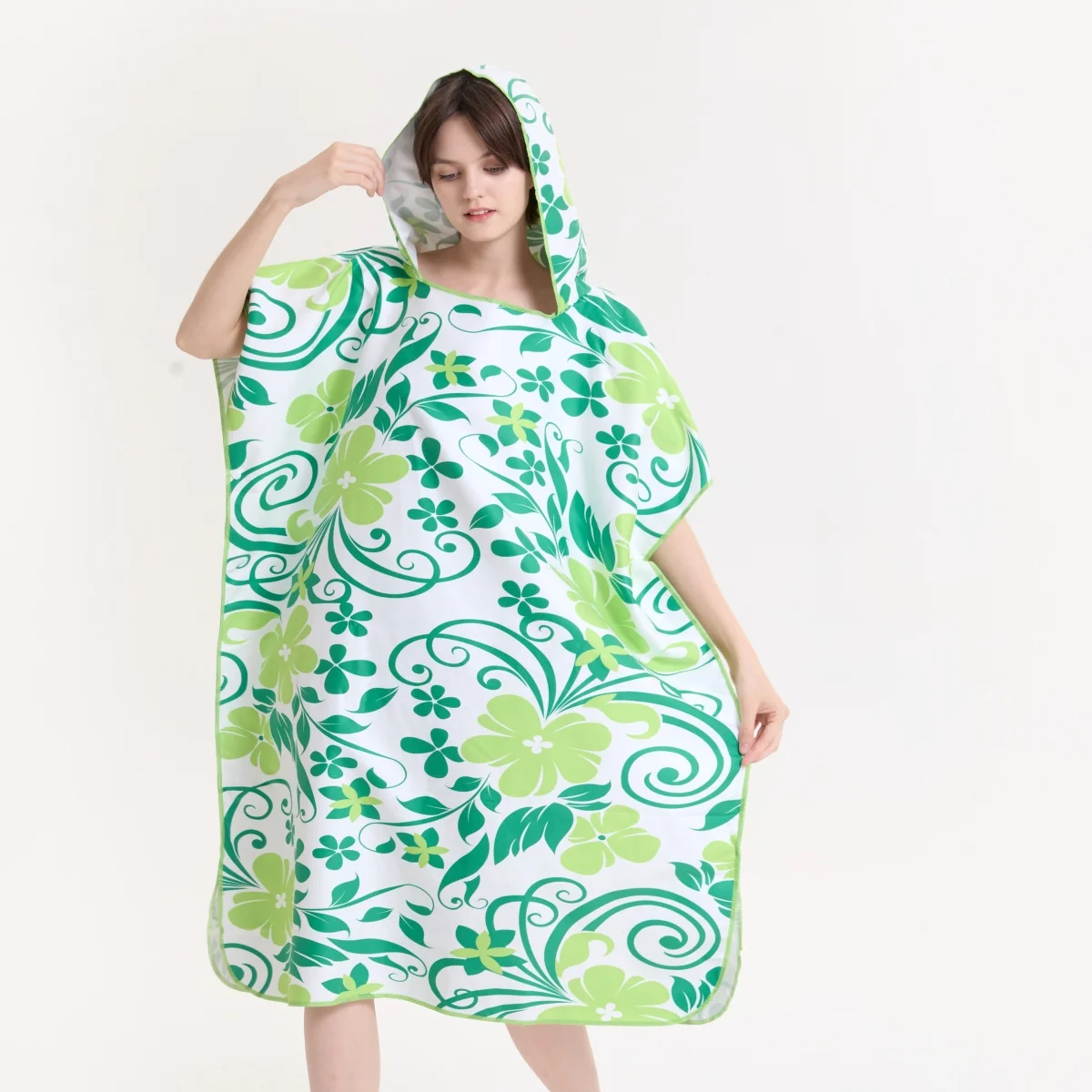 

Быстросохнущая накидка из ультратонкого волокна с зеленым растительным узором и шапочкой, портативная, подходит для бассейнов и пляжей.