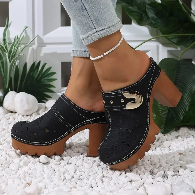 Damen Cut-Out Plateau-Mules mit klobigem Absatz, rutschfeste Metallschnalle, geschlossene Zehenpartie, atmungsaktive Slip-on High-Heel Clogs für den Alltag – Detail 7
