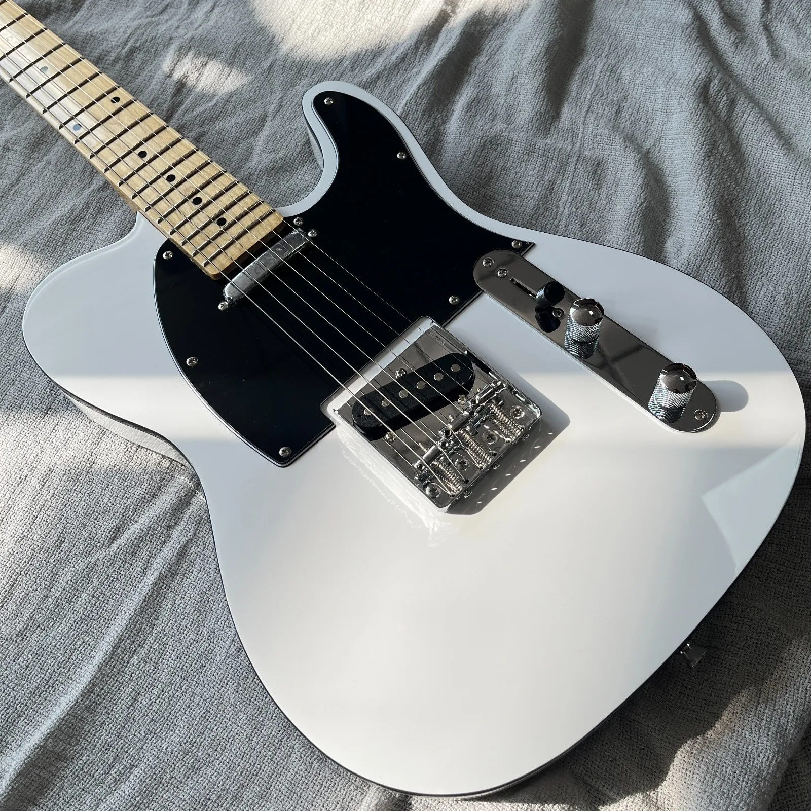 Guitare de style nouveau, performance professionnelle, micros SS, touche en érable, plaque de protection blanche