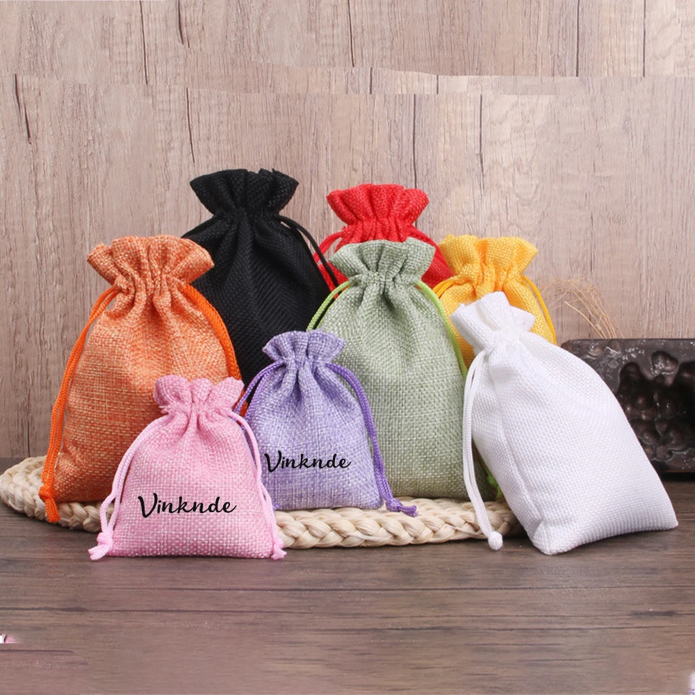 

100 шт./лот, новый натуральный льняной джутовый подарочный мешочек для ювелирных изделий, индивидуальный логотип для свадьбы, рождественской вечеринки, мешки на шнурке, маленькая мини-сумка из мешковины