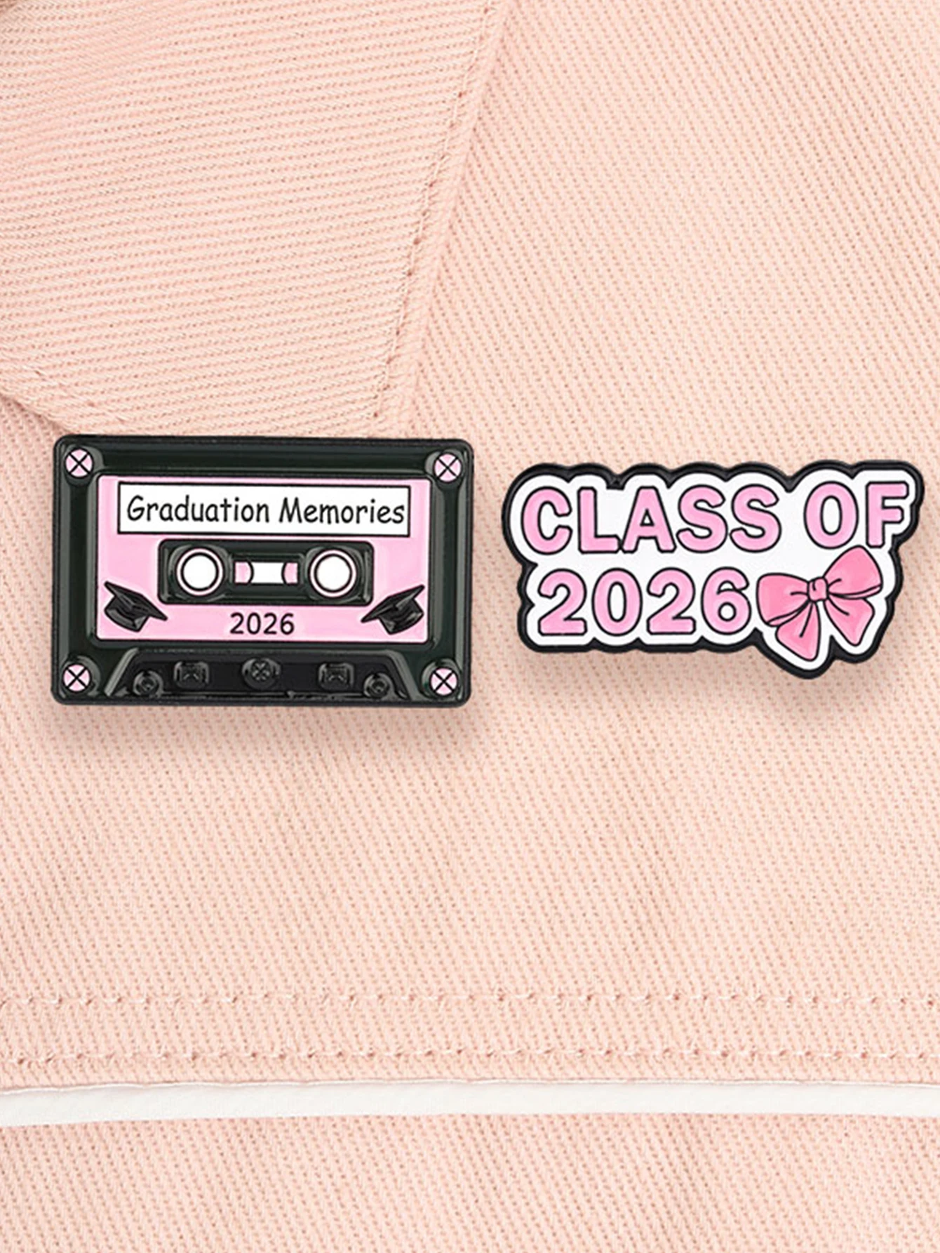 2 Heart-Shaped Enamel Pins for the 2026 Graduation Commemoration, in Orange and Light Pink Tones, Bow-Shaped, Achievement Souvenirs Suitable for Yearbook Signatures and Graduation Ball-Style Events