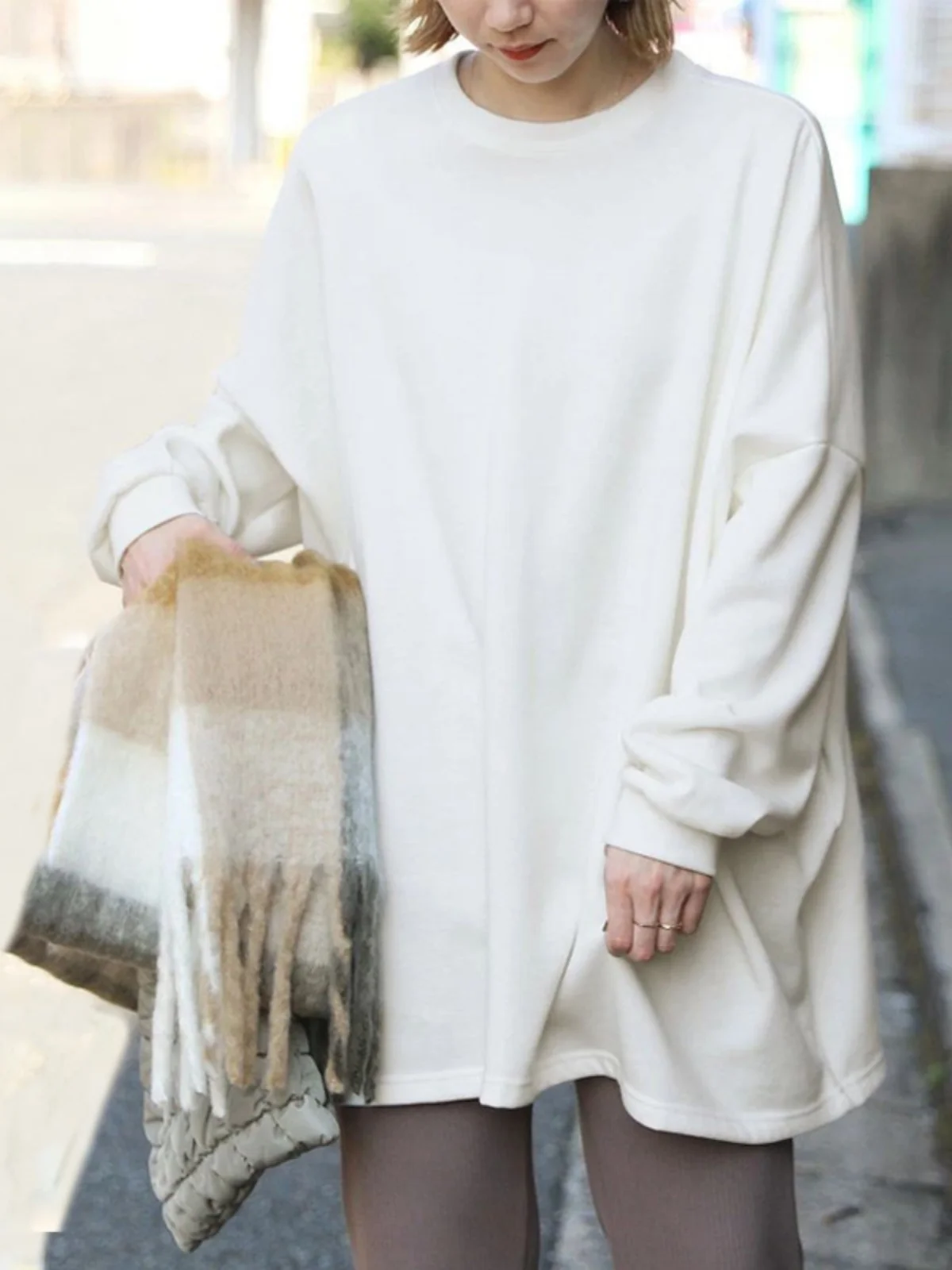 سترة نسائية طويلة مبطنة بالصوف ذات لون واحد بياقة مستديرة مريحة وقابلة للتنفس من القطن بتصميم عتيق