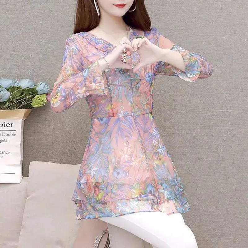 2023 New Spring and Summer Fashion V-neck Panel with Ruffled Edges Oversized Waist Length Covered Buttocks Women\'s Floral Shirt