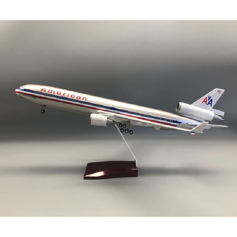 Modelo de avión McDonnell Douglas MD-11, versión American Airlines con luces LED, ruedas rodantes, modelo de pantalla de escritorio