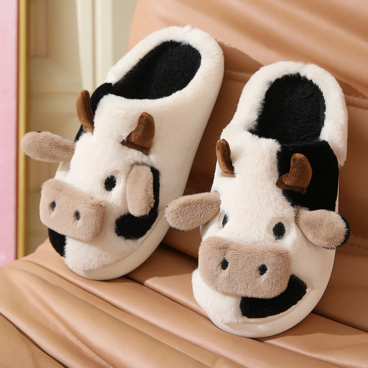 Chinelos de pelúcia quente de vaca unisex dos desenhos animados, slides internos antiderrapantes para casal, sapatos de algodão em casa, toe wrap, novo, inverno