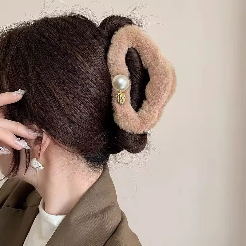 

Cute Exquisite Large Plush Shark Claw Clips 12-13cm Fuzzy Pearl Decor Winter Hair Clips For Women Thick Hair Back Of Head