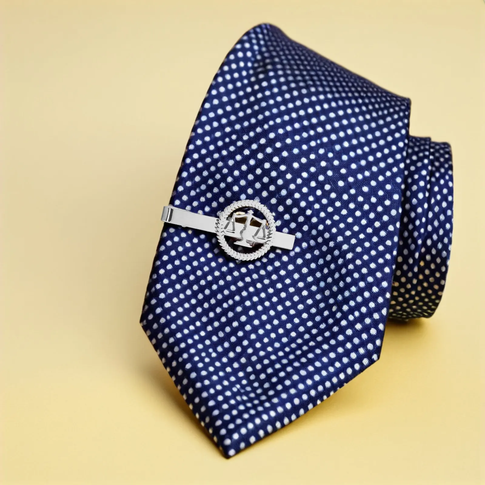 Lot de 2 pinces à cravate Libra Balance en acier inoxydable, ton argenté et doré, pour hommes, avocats, juges, événements formels, costumes d'affaires, mariage