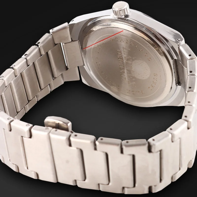 Quartz Watch for Men with Sweeping Movement Sports Watch 40mm Diameter 11mm Thickness Calendar at 3 O'clock Position 3ATM