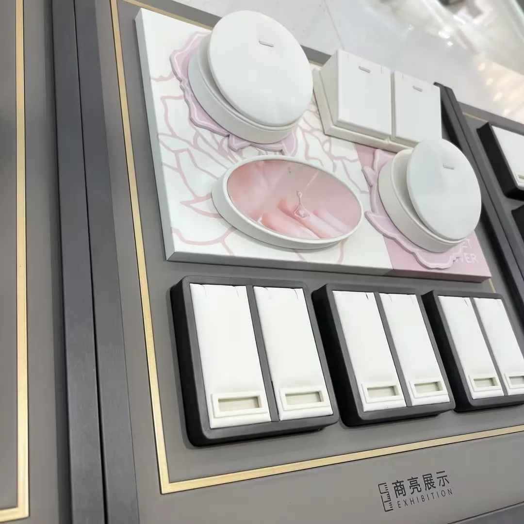 

Custom Gold Jewelry Display Props Ring Necklace Display Tray Bracelet Earrings Jewelry Display Stand