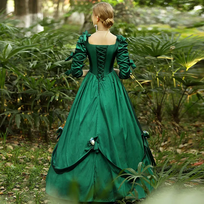 Mittelalterliches Luxus-Ballkleid im viktorianischen Stil, Vintage-Kleid aus grünem Satin mit Herzausschnitt, Perlen, Blumen, Schleifenärmeln, Rüschen und Schnürung. – Detail 5