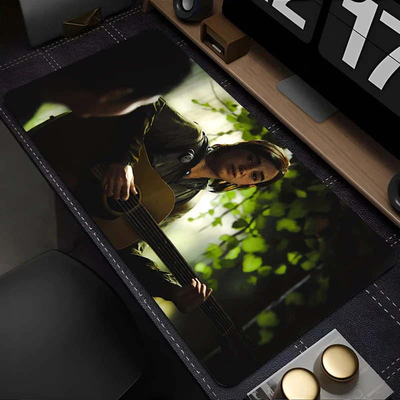 لوحة ماوس أنيمي أبيض وأسود ممتدة لوحة ماوس كمبيوتر محمول The Last Of Us 2 Gamer سطح المكتب ماوس حصيرة ألعاب الكمبيوتر لوحة المفاتيح الإرهابية
