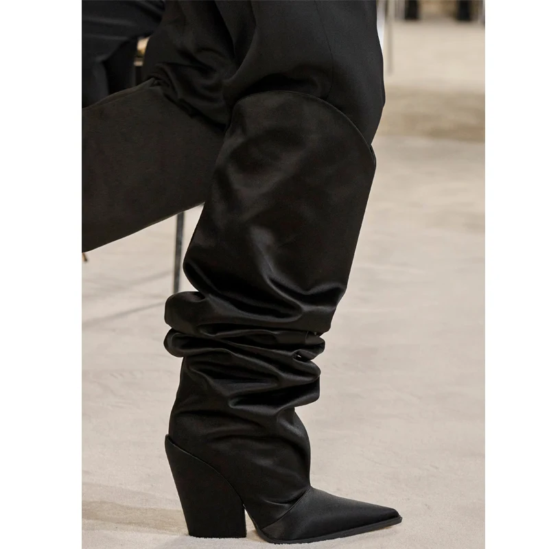 

Черные сапоги до колена с острым носком на массивном каблуке, женские зимние 2026, плиссированные ковбойские сапоги в стиле вестерн, модные вечерние сапоги