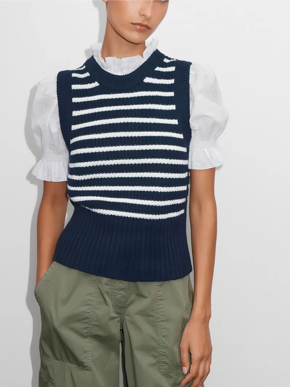 

Women's Short Sleeveless Knitted Vest 2023 Autumn Sweet Style Low round Neck Stripe Pattern Base Layer Warmth Short Vest