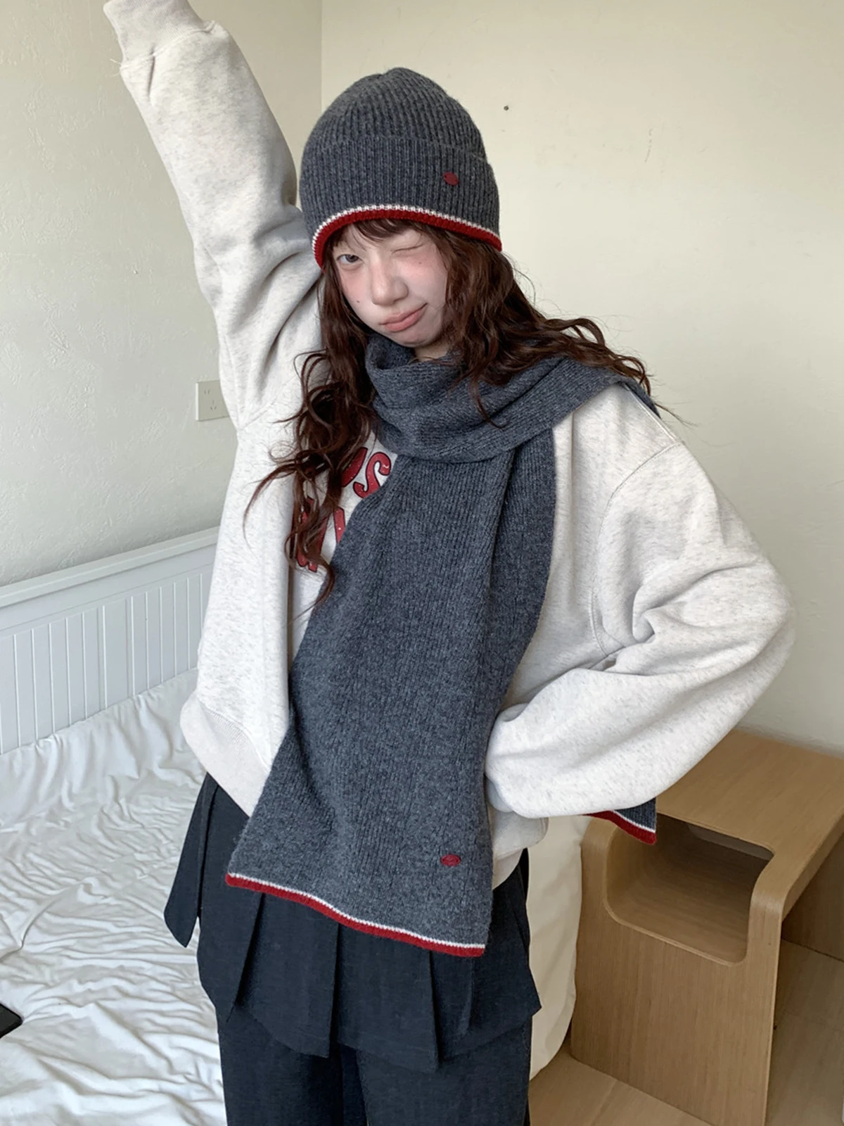 ensemble-trois-pieces-echarpe-gants-et-bonnet-en-tricot-gris-couleurs-contrastees-echarpe-en-laine-chaude-pour-l'hiver-cache-cou-style-simple-unisexe