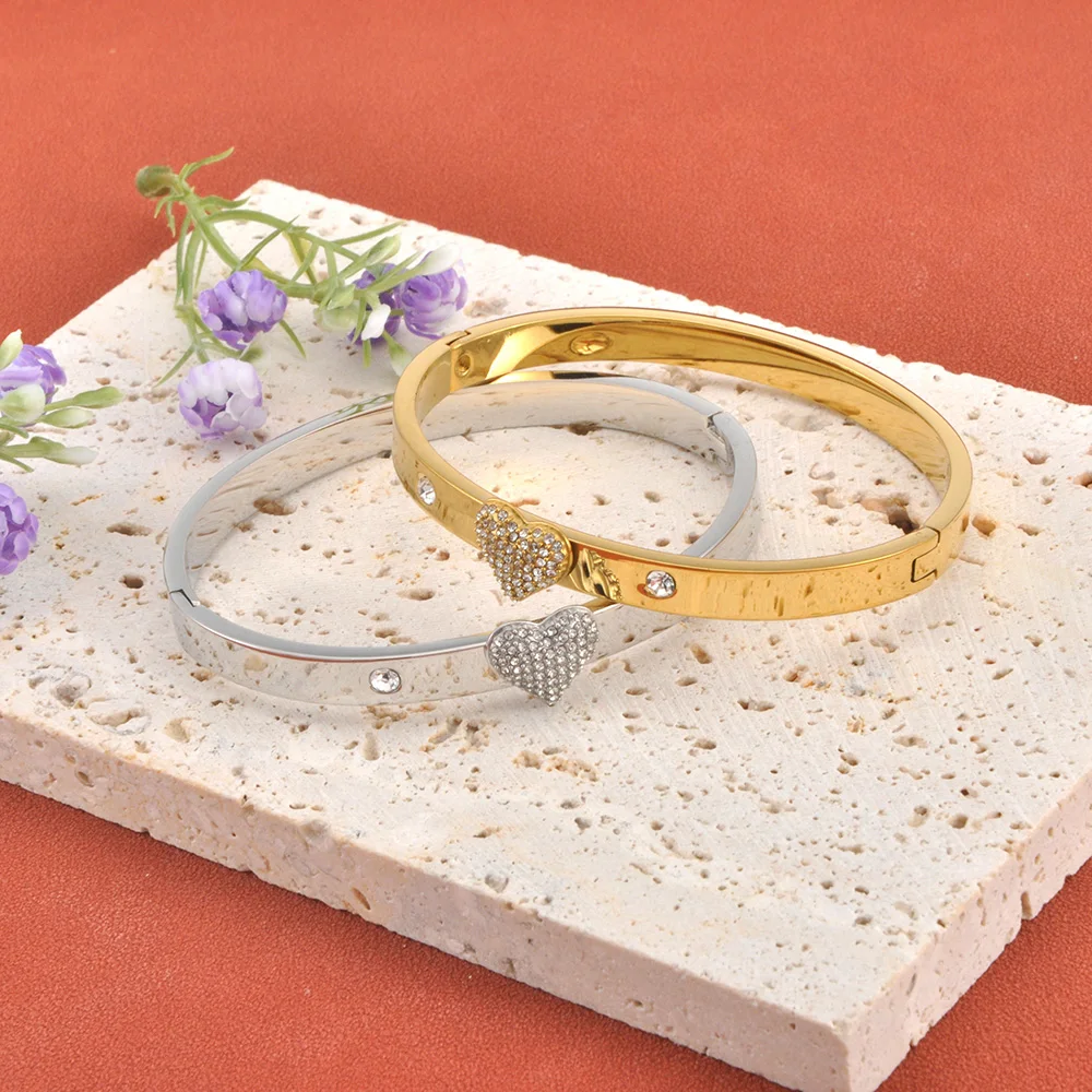 Lokaer Zarte Wasserfeste Zirkonia-Herz-Armreifen Edelstahl-Armband Anlauffreier Schmuck für Frauen Großhandel B25230